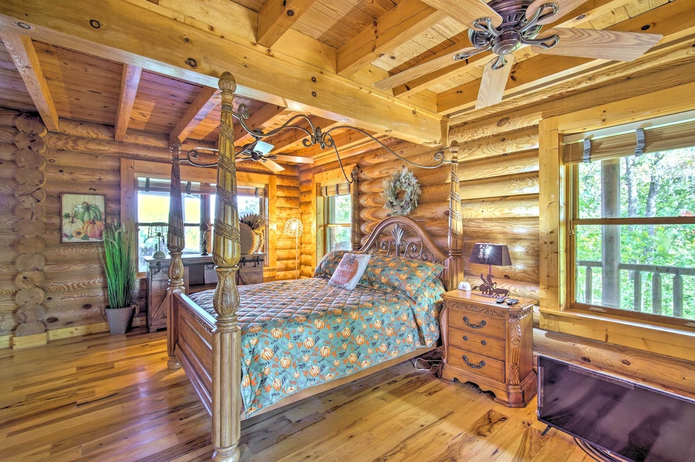 Calhoun Cabin with River View and Wraparound Deck — 4-Star Luxury Hotel in Calhoun, United States