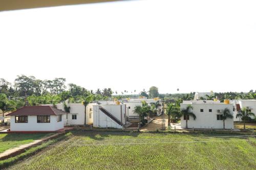 Green Garden Resort — hotel in Kuttalam