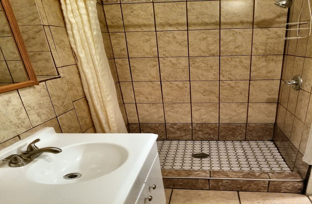 Monterey Inn Hotel - photo 47