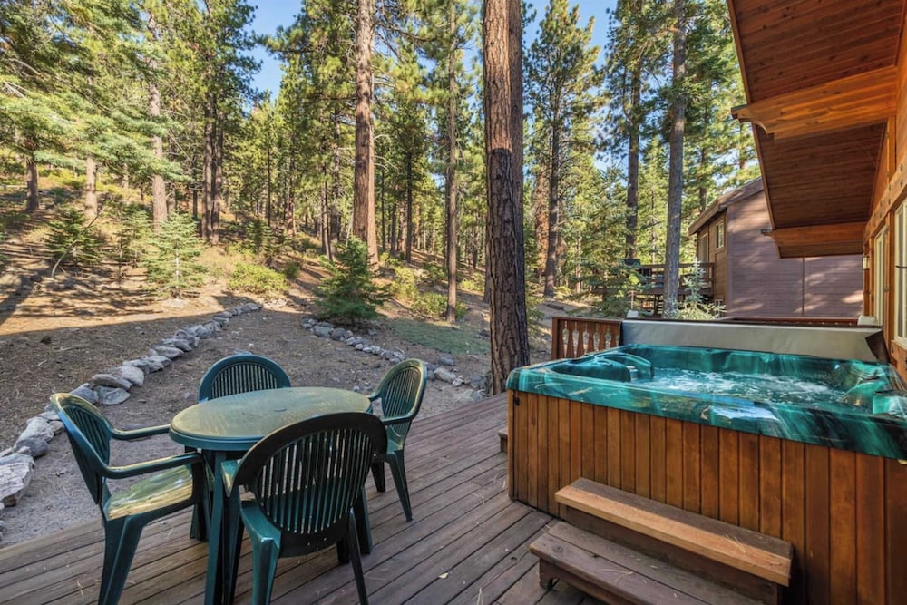 Wolf's Lair by Avantstay Swiss Chalet w Private Hot Tub & Access to Northstar Resort Community - photo 17