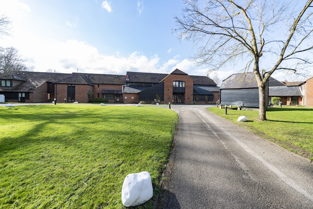 Charming 20 Bed Self Contained Dwelling In Hook — Hook