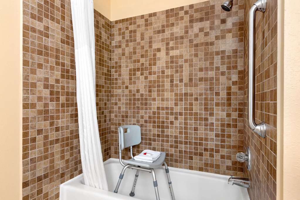 Howard Johnson by Wyndham Waterloo Cedar Falls - photo 29