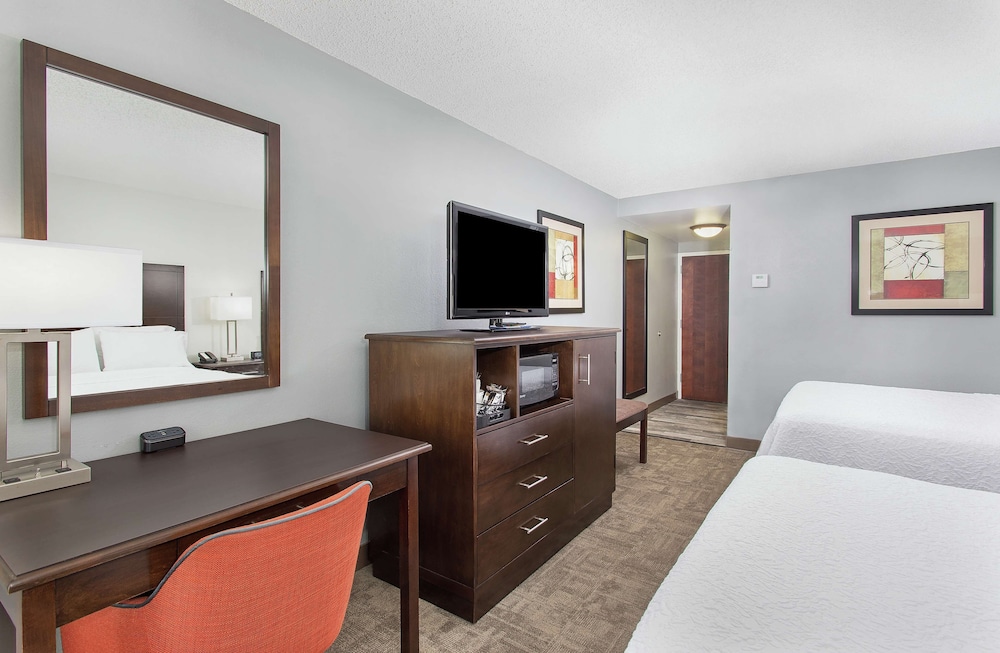 Hampton Inn Cullman - photo 10