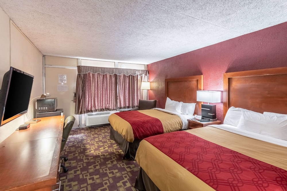 Econo Lodge - photo 14