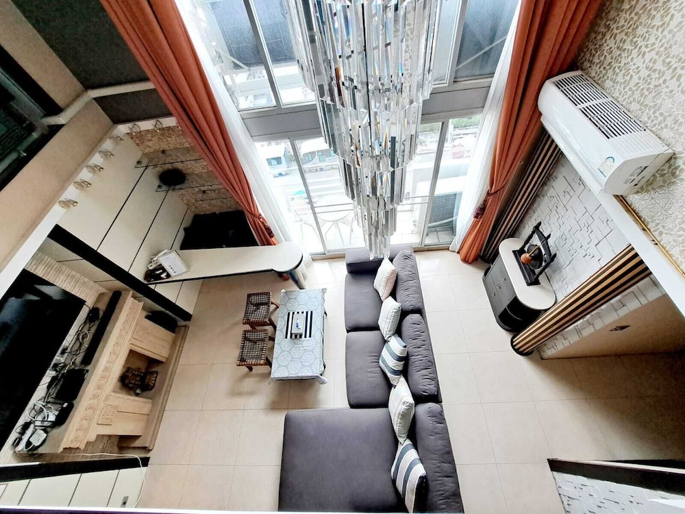 7B 5 Bedroom Downtown Penthouse With Shared Pool