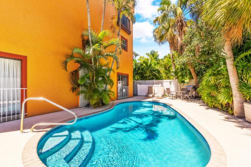 Siesta Key Village Heated Pool Beach Access 4 min Walk 1bdr in Siesta Key, United States
