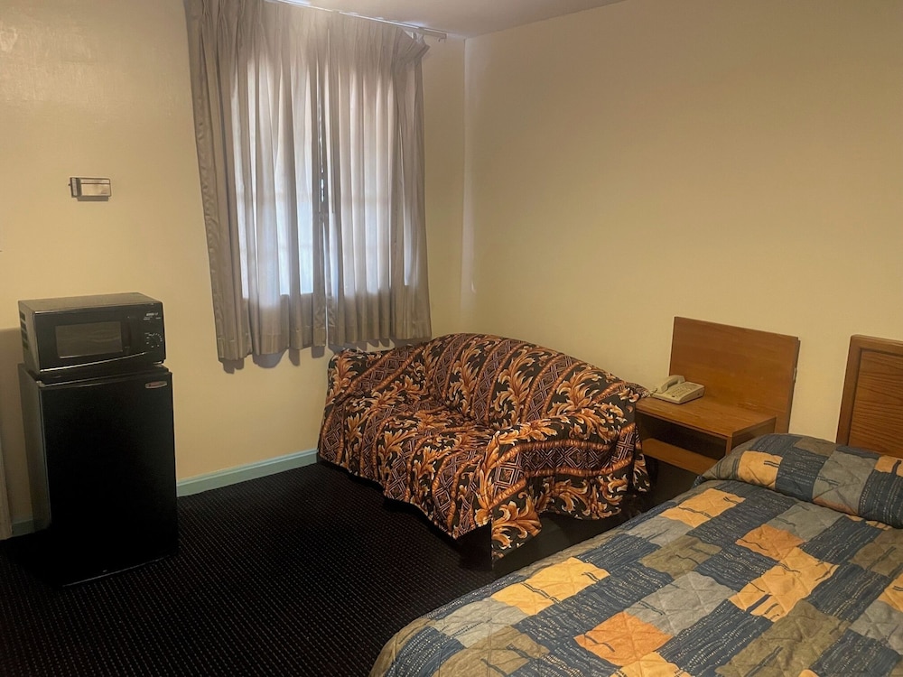 Budget Host Travelers Motel - photo 2