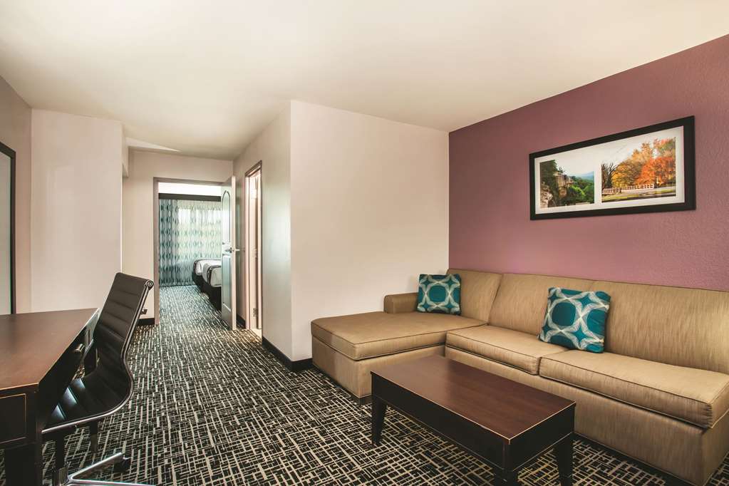 La Quinta Inn & Suites by Wyndham Russellville - photo 21