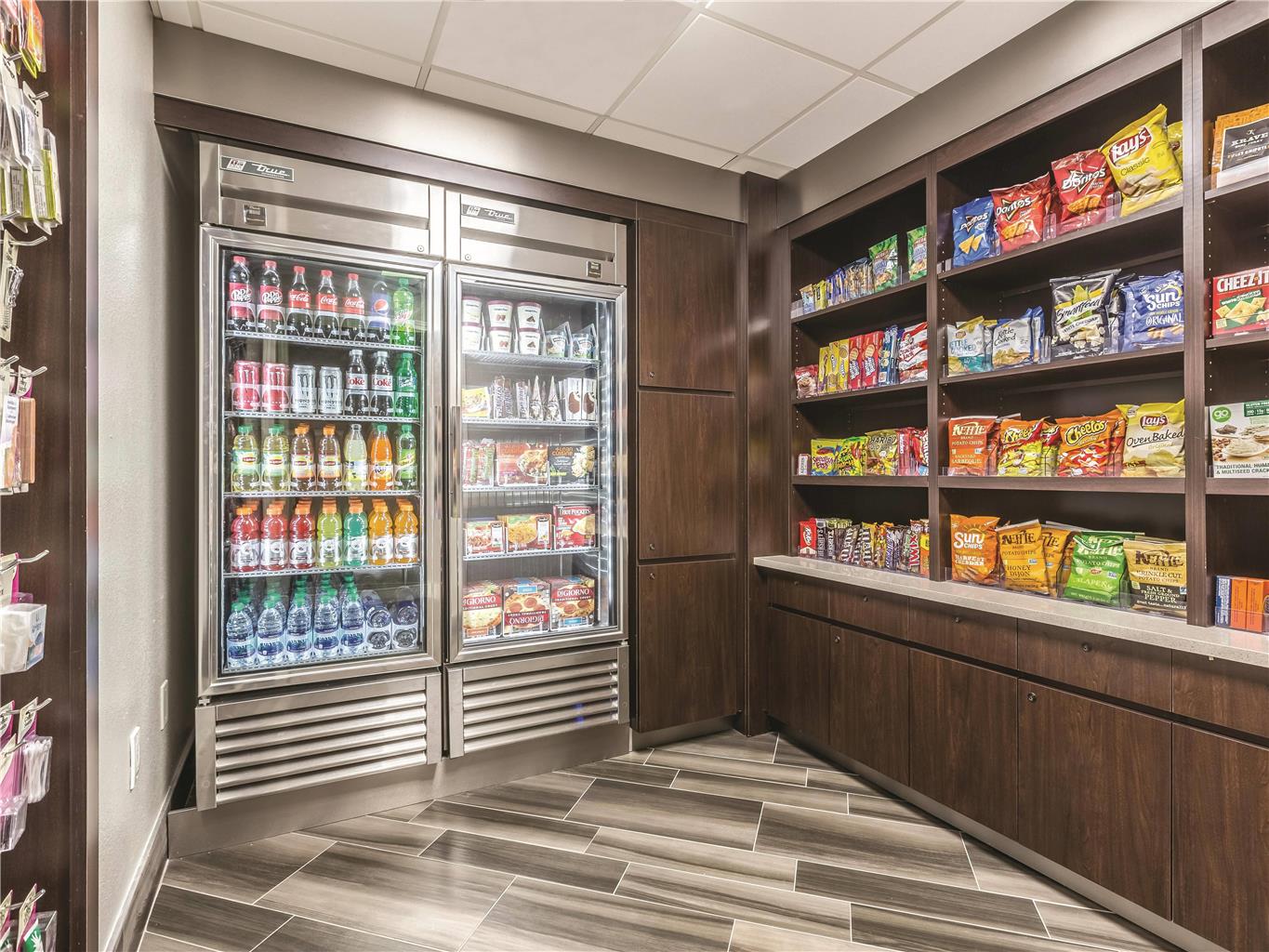 La Quinta Inn & Suites by Wyndham Atlanta Alpharetta - photo 42