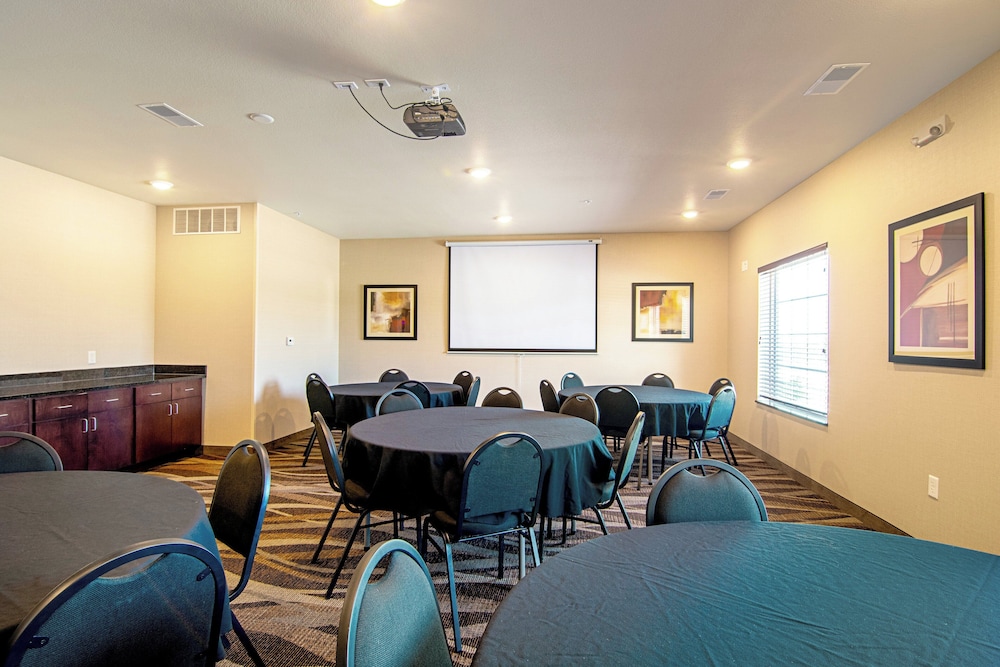 Cobblestone Hotel & Suites Paxton - photo 36