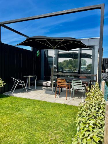 Roosjesweg 2 Gastenkamer met parkeerplaats en terras EG — carbon neutral stay, Domburg