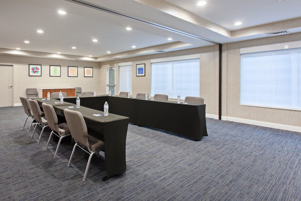Holiday Inn Express & Suites Corona by IHG - photo 38