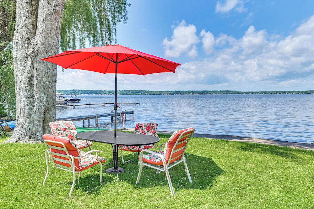 Private Dock Lakefront Gem on Saratoga Lake in Saratoga Springs, United States