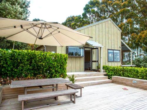 Two Rooms Onetangi Onetangi Holiday Home — 4-Star Luxury Hotel in Auckland, New Zealand