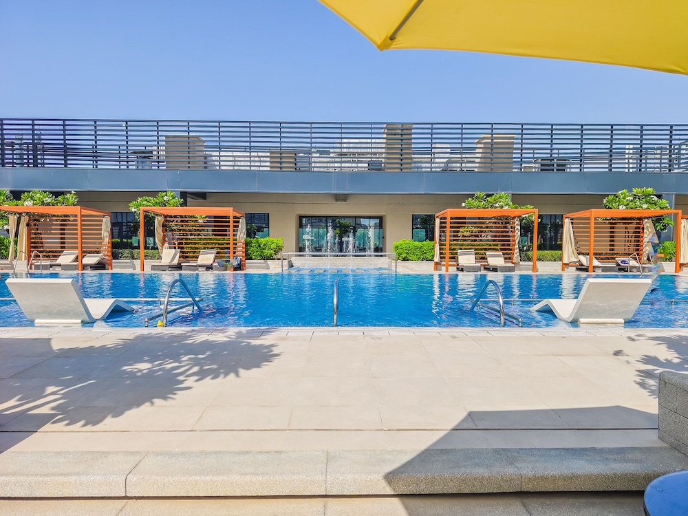 Spacious Apt With Incredible Canal and Park Views — 4-Star Luxury Hotel in Dubai, United Arab Emirates