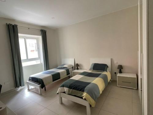 Private room shared bathroom 2 beds Balluta Shared Flat in San Giljan, Malta