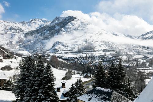 Gessa Luxury Apartments parking y guardaski en Vall de Ruda — 4-Star Luxury Hotel in Vielha, Spain