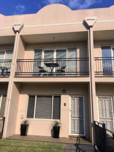 Travers Street Apartment — 4-Star Luxury Hotel in Wagga Wagga, Australia