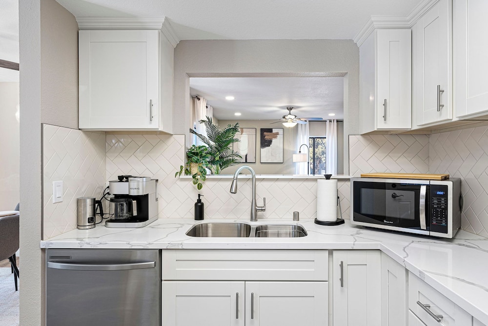 Elegant 4BD Reno Abode Close to Shops and Casinos - photo 23