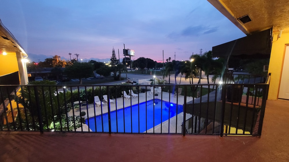 Sunny Palms Inn - photo 30