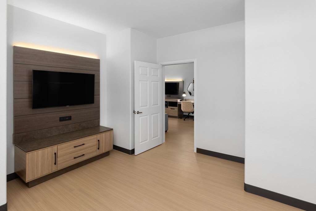 La Quinta Inn & Suites by Wyndham San Antonio Northwest - photo 46