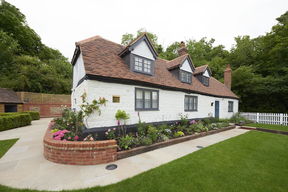 The Dog and Badger — 5-Star Luxury Hotel in Marlow, United Kingdom