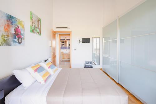 EUR Moravia Attico panoramico con terrazzo fino a 5 ospiti — 4-Star Luxury Hotel in Rome, Italy