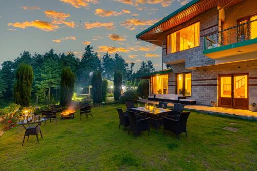 StayVista at The Woods with Indoor Fireplace & BBQ in Chail, India