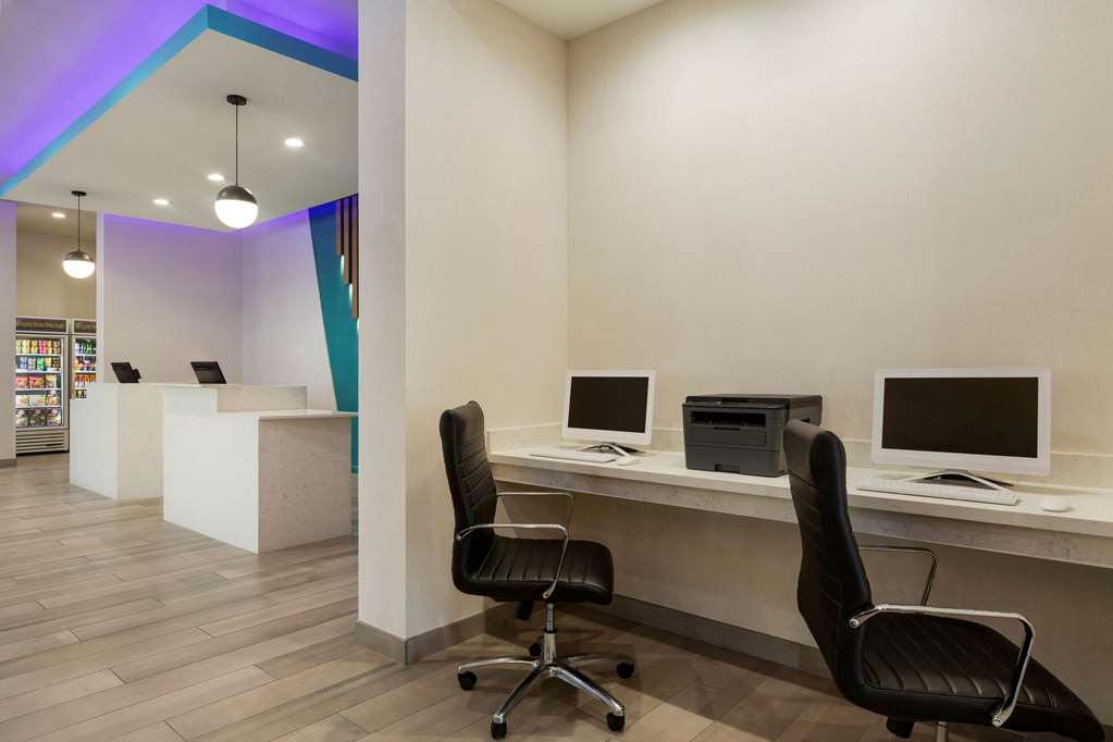 La Quinta Inn & Suites by Wyndham Richmond Sugarland - photo 43