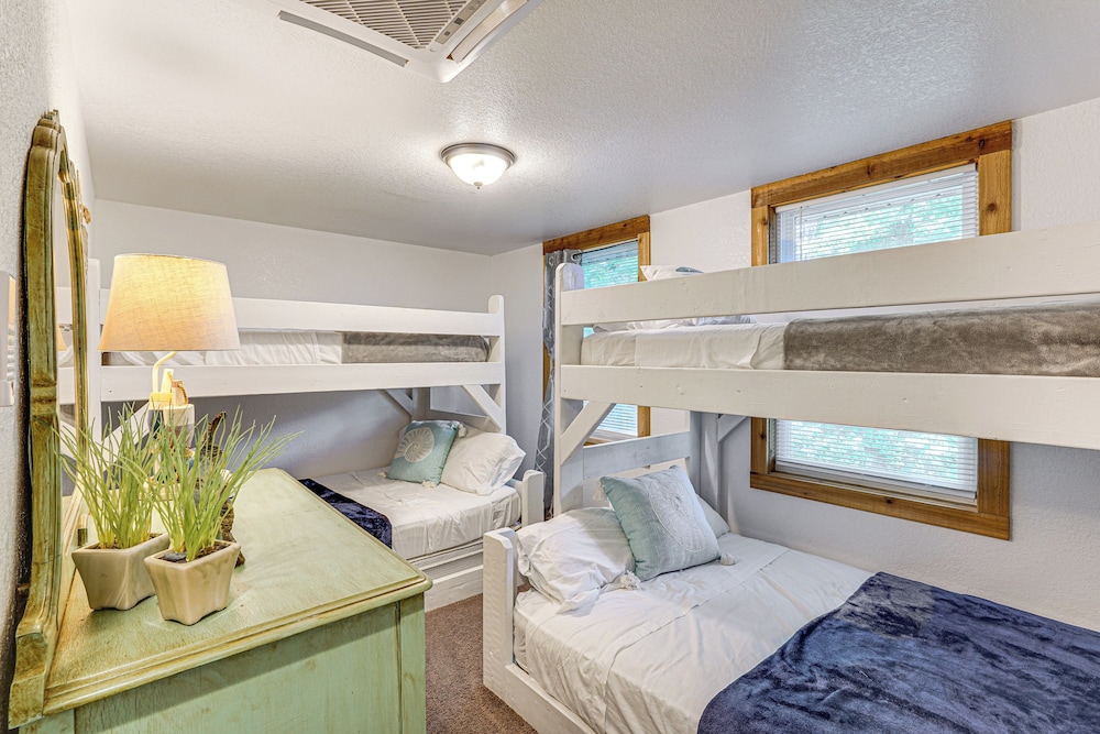 Lakefront Rocky Mount Main House with 3 Cabins — 4-Star Luxury Hotel in Rocky Mount, United States