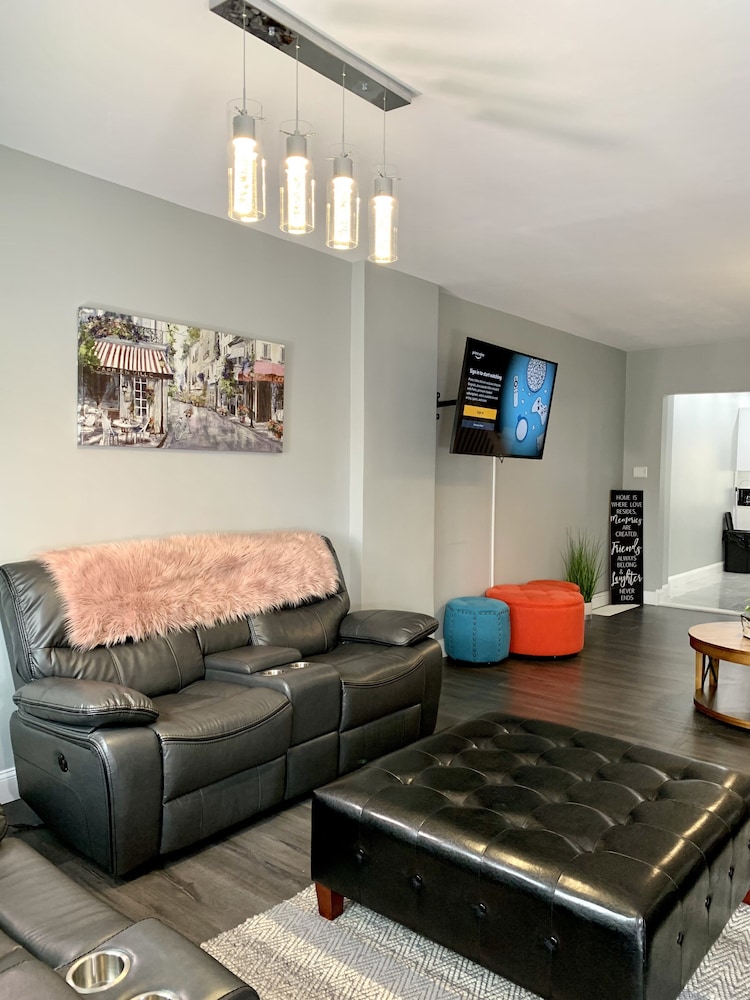 The Wheel of Fortune Duplex 8BR Parking - photo 24
