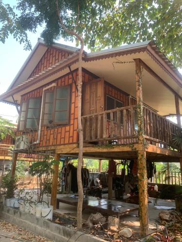 Baan Thiw Thung is located just 2 km from the bus station and offers free WiFi We welcome all guests in Sukhothai, Thailand