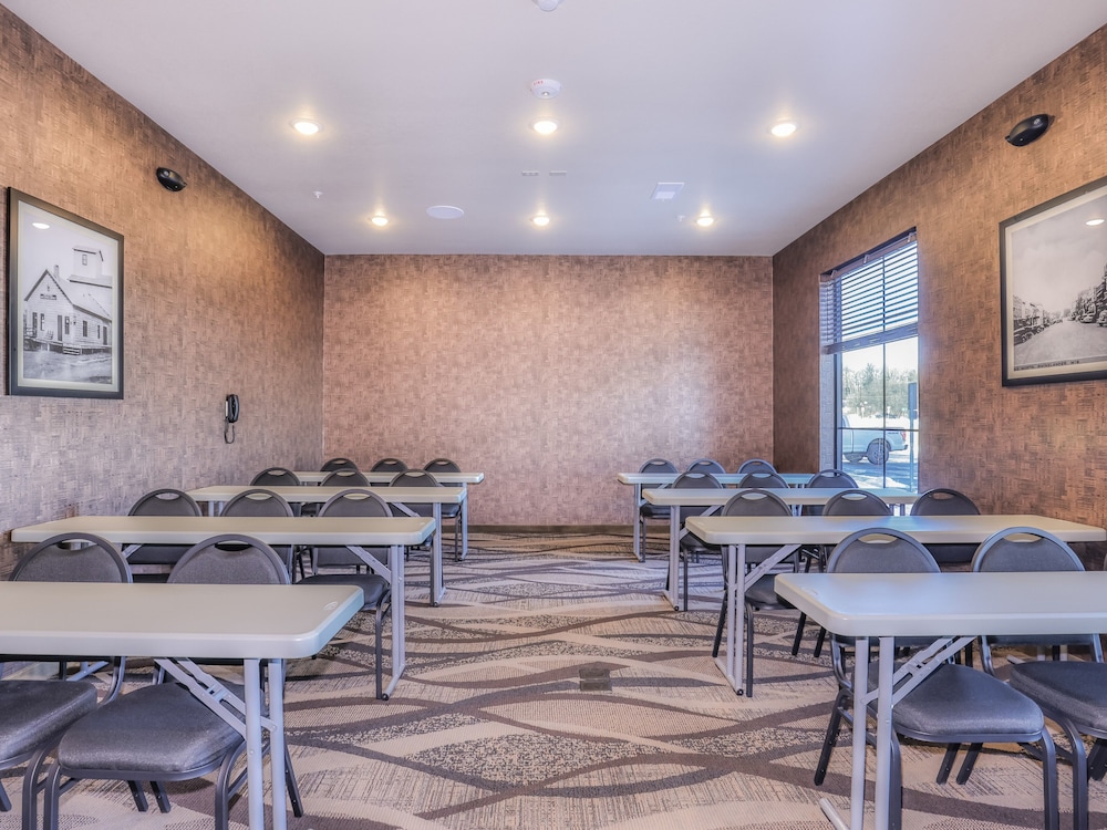 Cobblestone Hotel & Suites Rhinelander - photo 63