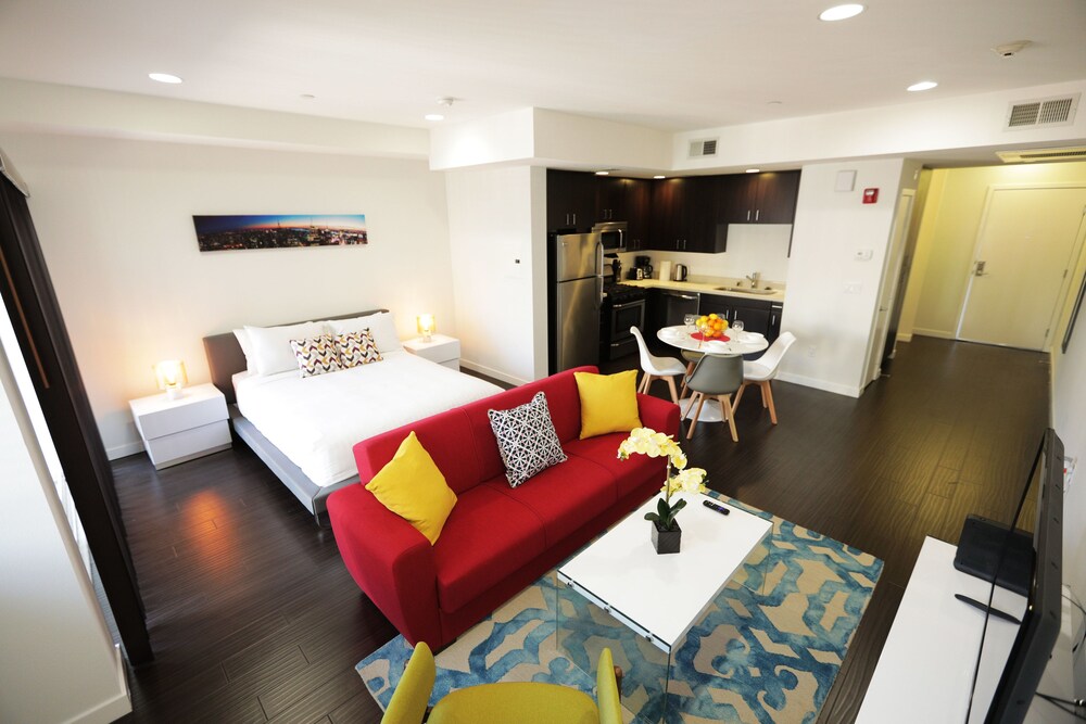 Downtown Cosmopolitan Suites - photo 9