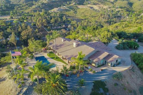 Gorgeous Private Estate With Pool Pickleball Court — Lakeside