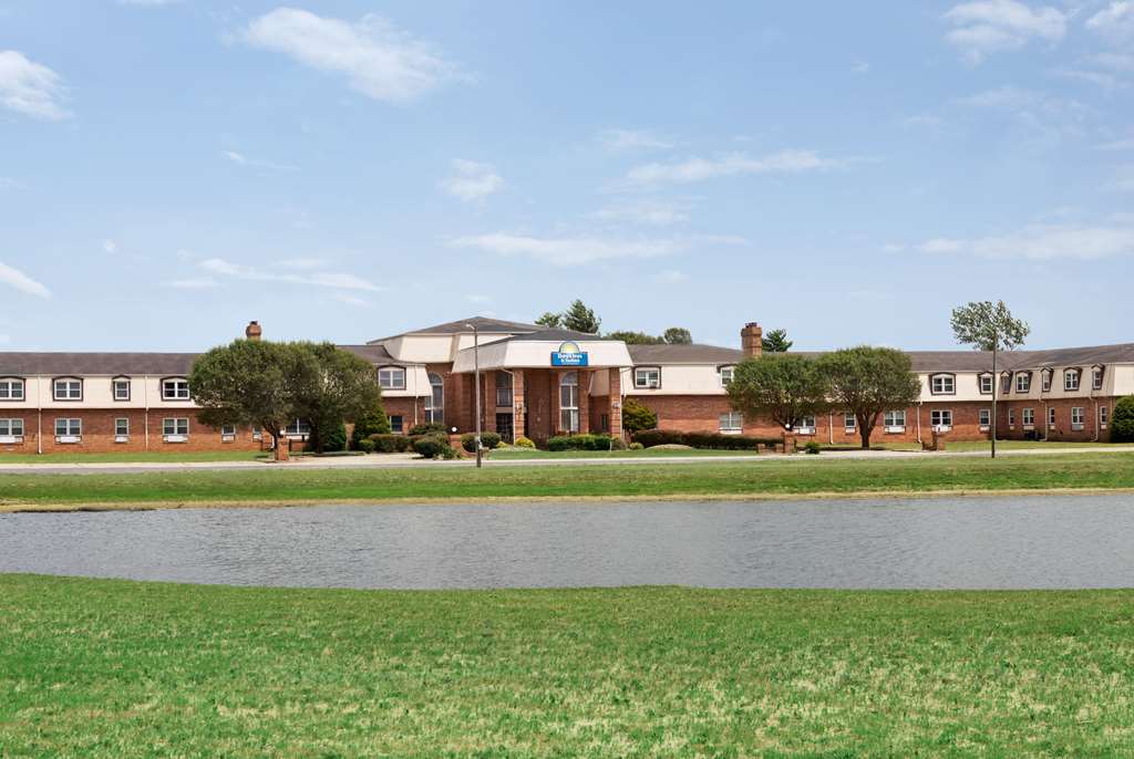 Days Inn and Suites by Wyndham Sikeston - photo 2