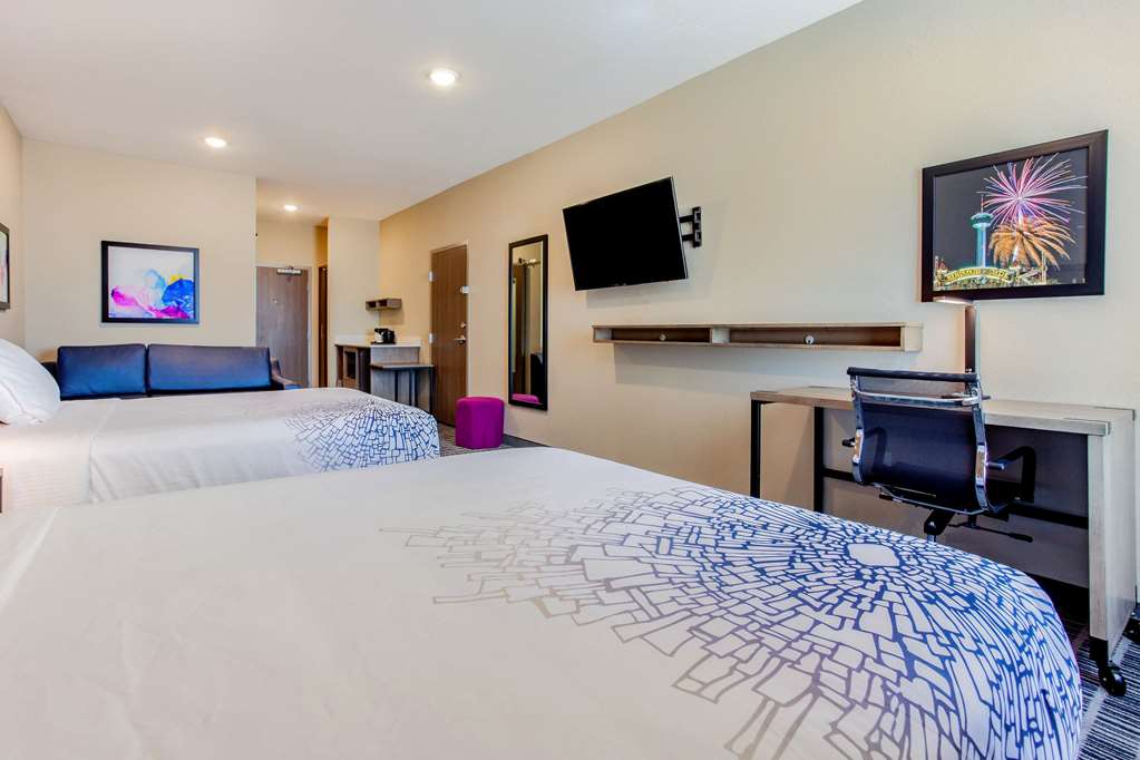 La Quinta Inn & Suites by Wyndham San Antonio Alamo City - photo 16