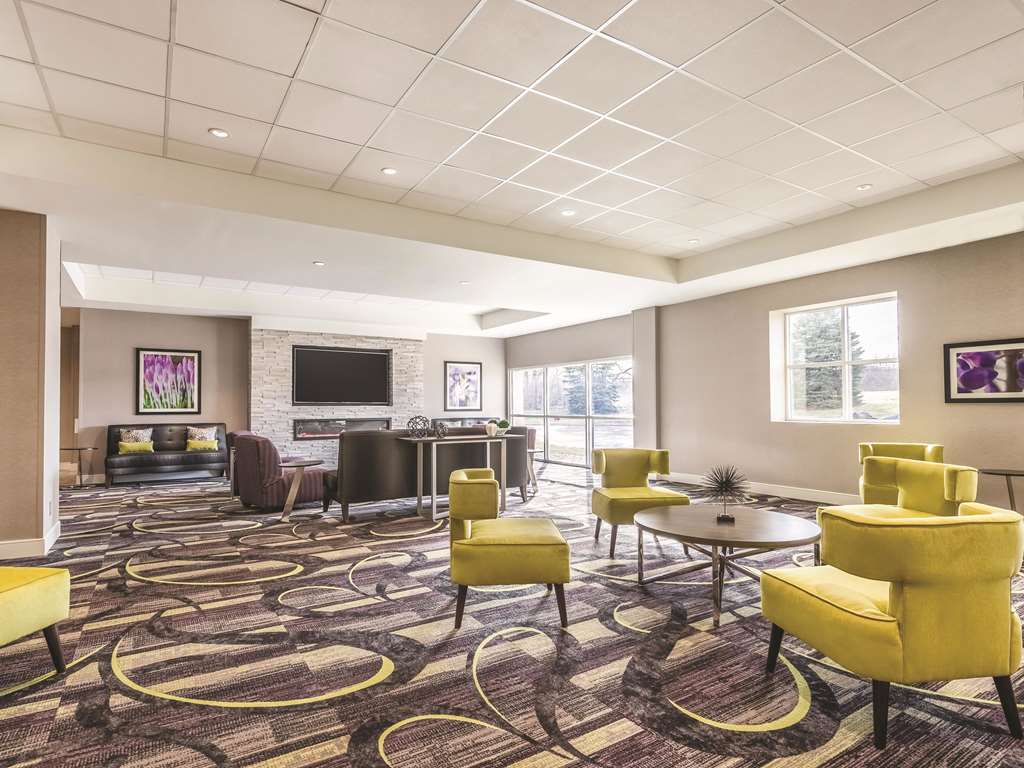 La Quinta Inn & Suites by Wyndham Cincinnati Sharonville - photo 6