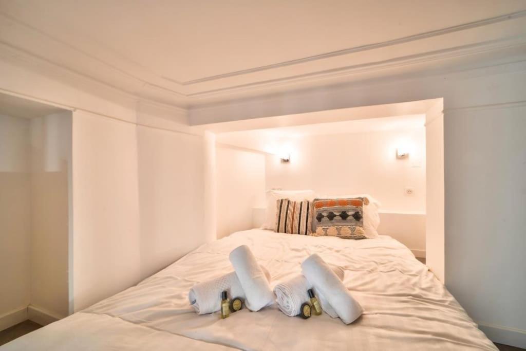 Bel Appartement Au Coeur de Montmartre — 4-Star Luxury Hotel in Paris, France