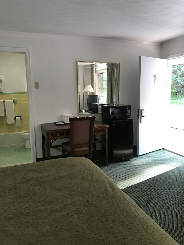 Relax Inn Altoona - photo 18