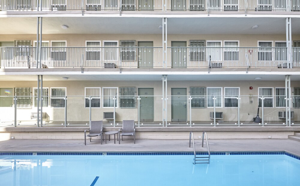 Hollywood Orchid Suites - photo 22