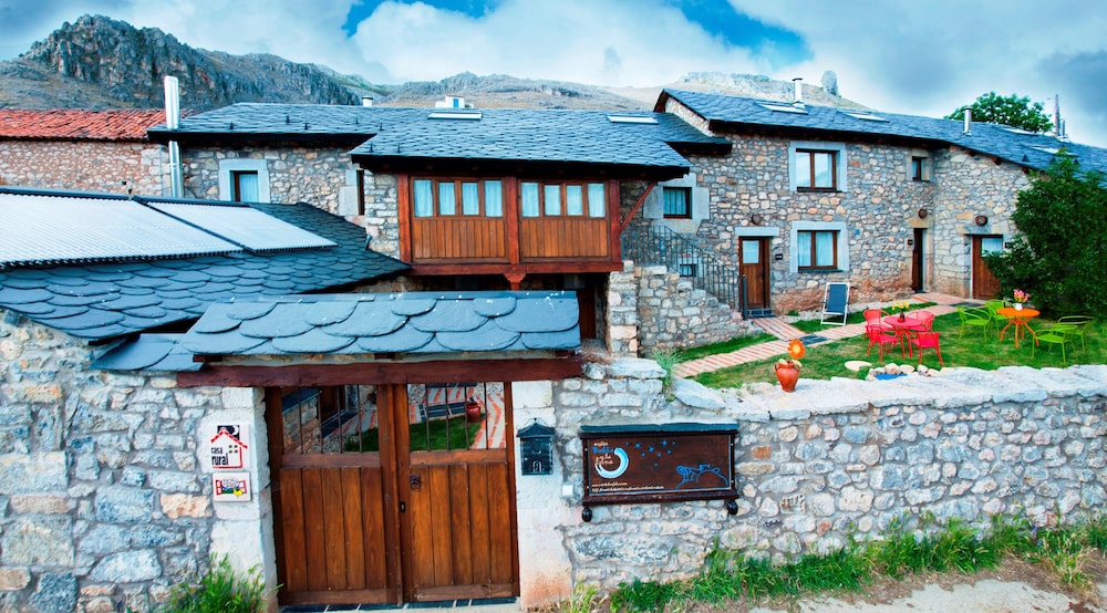 Casas Rurales Entre Babia y La Luna — hotel in San Emiliano