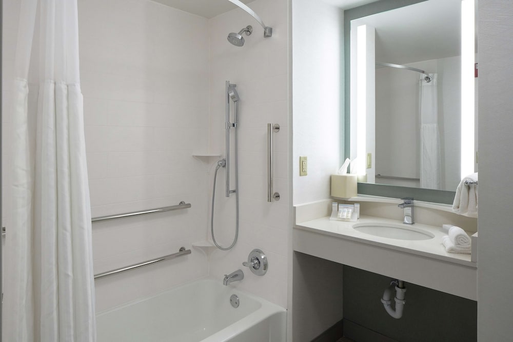Hilton Garden Inn Evansville - photo 29
