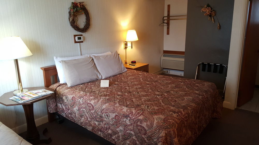 The Plaza Motel - photo 25