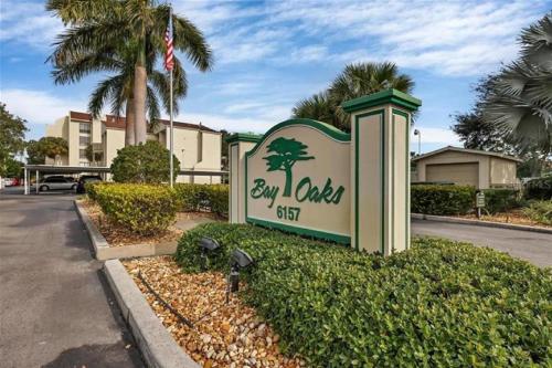 Siesta Key Escape Ground Floor Steps to Heated Pool and Free Trolley — 4-Star Luxury Hotel in Siesta Key, United States