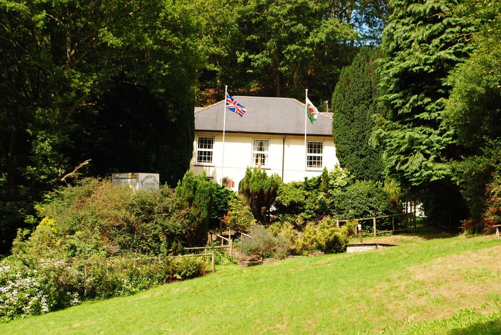 Panteinion Hall - carbon neutral hotel in Llanbedr