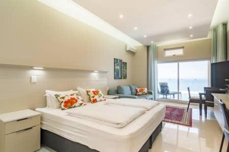 Camps Bay Blue Self Catering Studios — 4-Star Luxury Hotel in Cape Town, South Africa