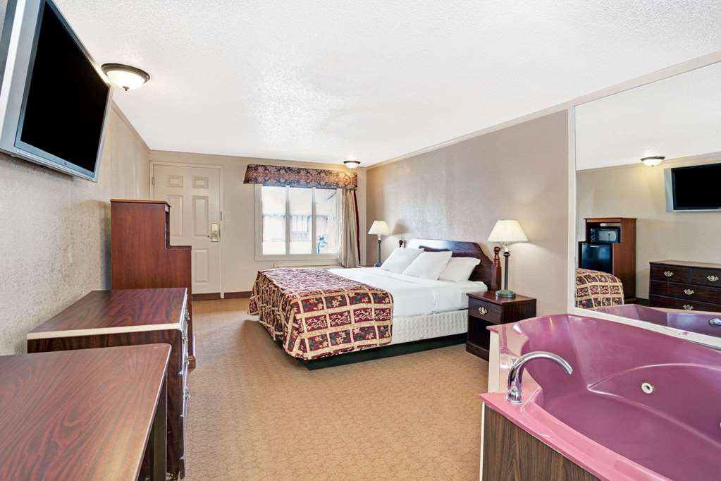 Knights Inn Madison Heights - photo 13