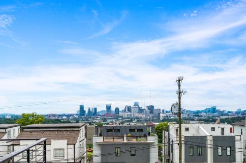 Nash House & Bars of Broadway with Patio Bar and Views 8min Downtown Sleeps 12 — 4-Star Luxury Hotel in Nashville, United States