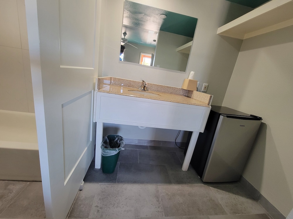 Maxim Iii Motel - photo 15